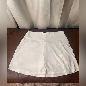 NWT AERIE OFFLINE skort, tennis skort in white, built in shorts